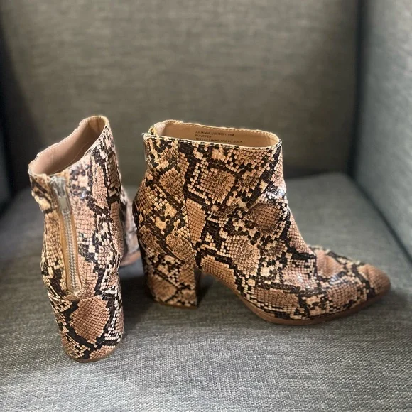 Steve Madden Julianne Snake Python Skin Tan Ankle Boots Block Heel Shoes Size 10 - Picture 2 of 7